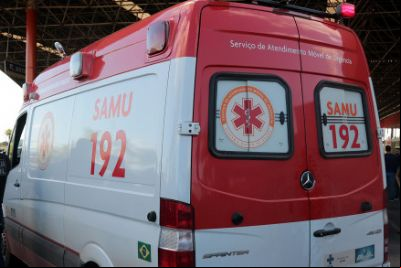 Motorista atropela casal e foge sem prestar socorro; rapaz morre