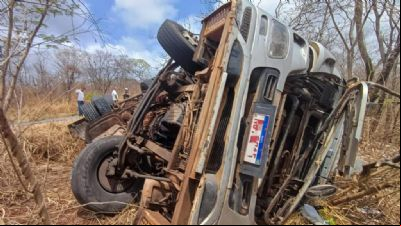 ​Bitrem tomba na BR-158, motorista teria desviado de motoqueiro na contram