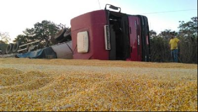 ​Carreta tomba na BR-158 ap