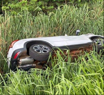 ​Carro capota na BR-158 ap