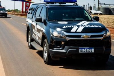 Homem agride colega dentro de bar e 