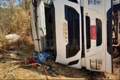 Motorista perde controle, tomba caminh