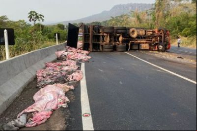 Caminhoneiro perde controle da dire
