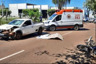 Mulher morre em cruzamento ao ter moto atingida por picape