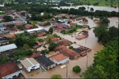 Mendes anuncia ajuda para reconstruir pontes e casas destru
