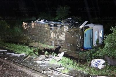 Um morre e 6 ficam feridos em acidente entre carreta e 