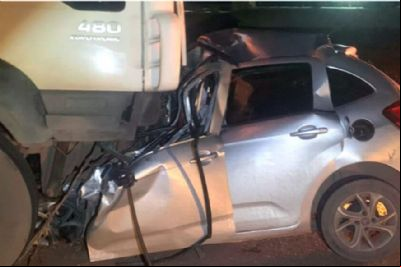 Dois jovens de 20 anos morrem ao bater carro em carreta na BR-163