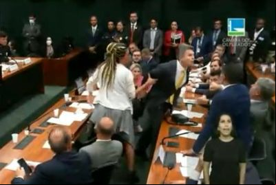 Medeiros bate-boca e parte para cima de colega na C