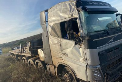 ​Carreta carregada com trator tomba na BR-158, ap