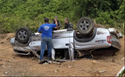 ​Caminhonete capota na BR-158 ap