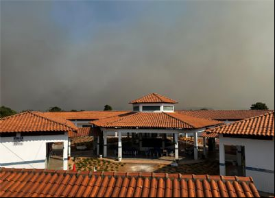 ​Bombeiros extinguem fogo que amea