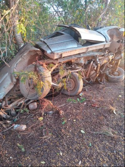 ​Carreta colide contra caminhonete parada em rodovia e mata motorista na BR-158 em Confresa
