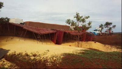 ​Bi trem carregado com milho tomba na BR-158 ap