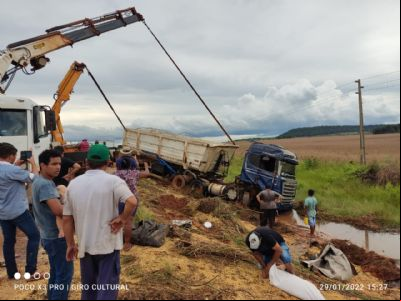 ​Bi trem carregado com soja tomba na MT-437 pr