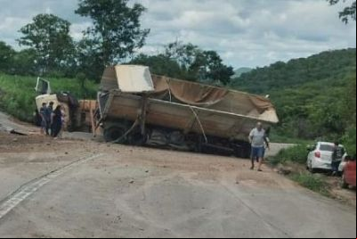 Carreta tomba na Serra de S