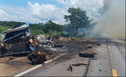 Caminhoneiro morre carbonizado e outro preso 