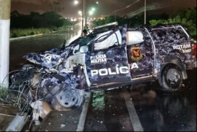 PMs perdem controle e batem viatura da Rotam em poste em VG