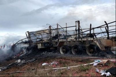 Motorista bate carreta e morre carbonizado na BR-163