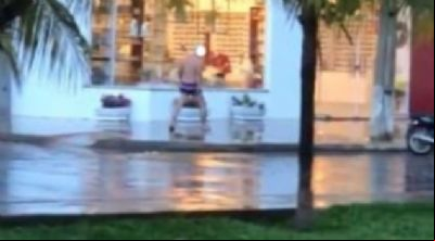 De cueca homem acaba preso pela Pol