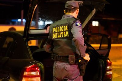 Pais saem para a virada e esquecem filha dentro de carro