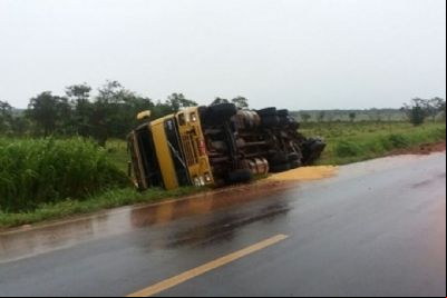 ​Bi trem carregado com soja tomba na MT-437, ap