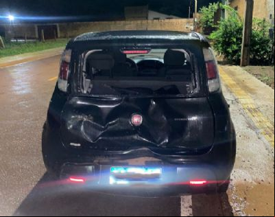 ​Hilux colide contra Fiat Uno estacionado em avenida de Confresa e motorista foge